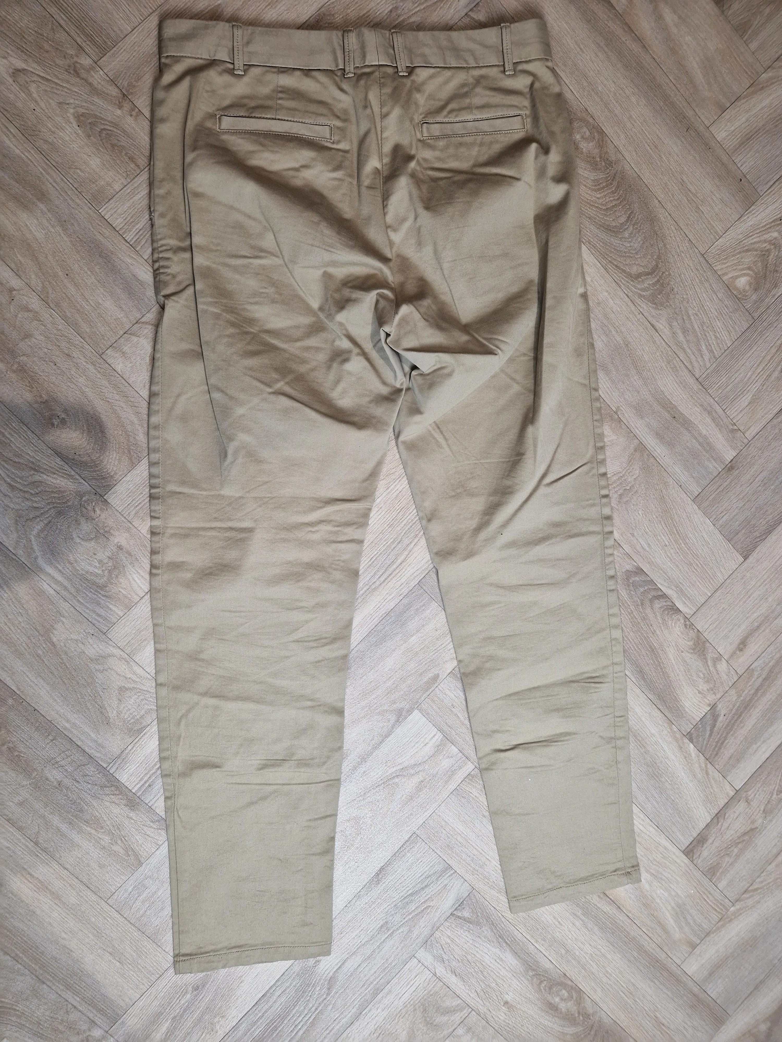 Gap broken in straight Khakis ( chinos) size 8