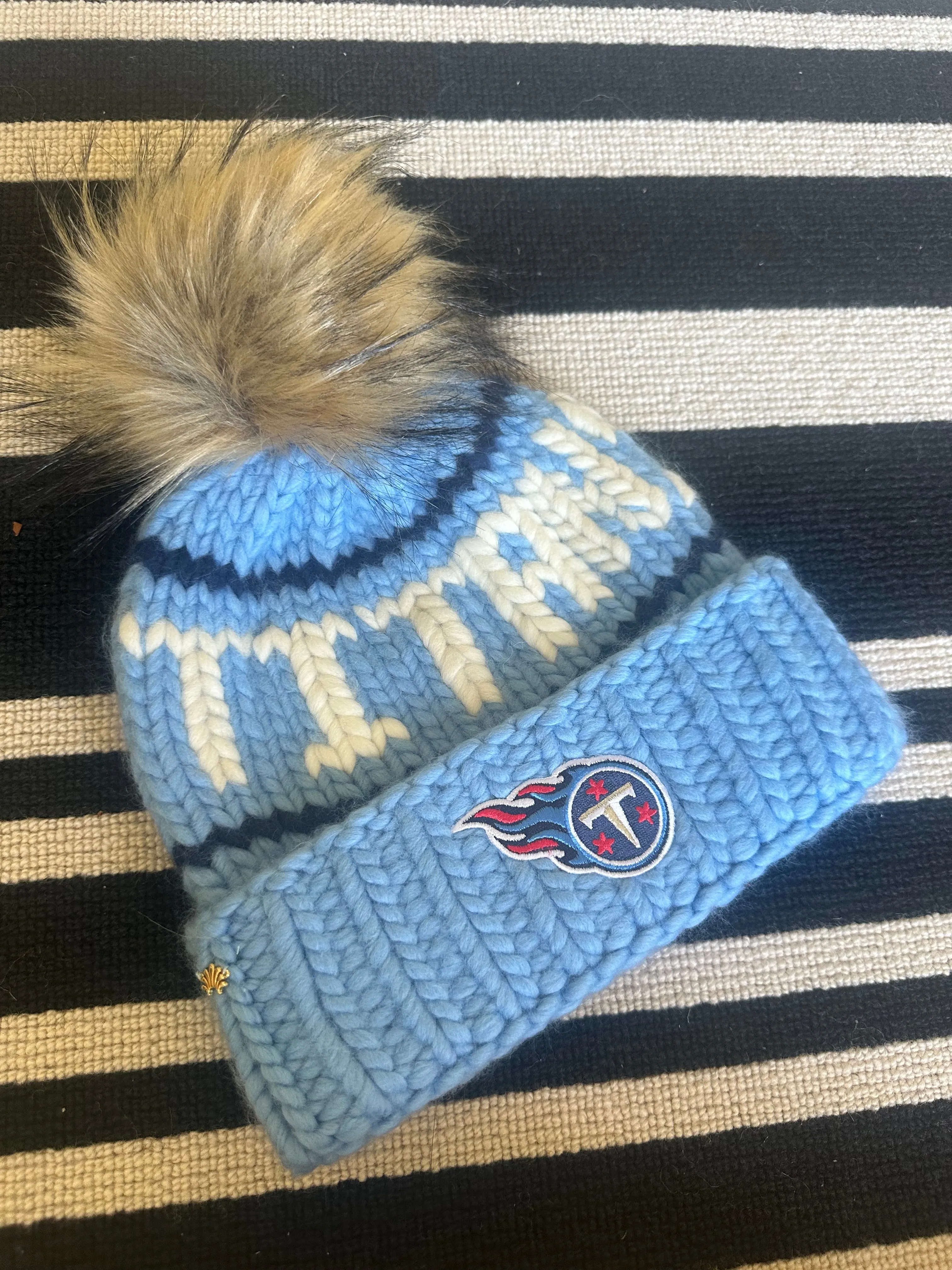 TENNESSEE TITANS LELE SADOUGHI X NFL SKY BEANIE FAUX FUR POM